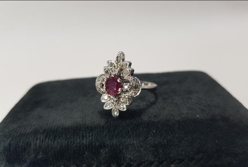 ORTASI YAKUT TAŞLI PIRLANTA YÜZÜK 