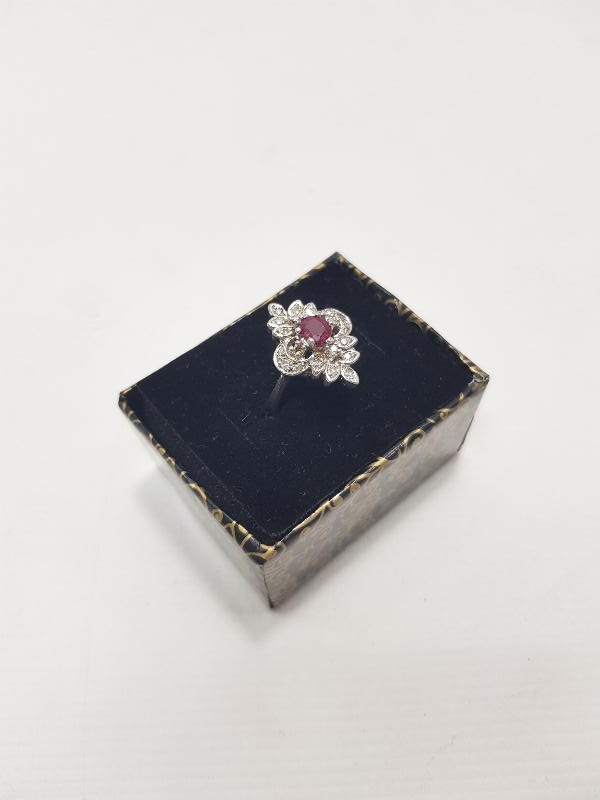 ORTASI YAKUT TAŞLI PIRLANTA YÜZÜK 