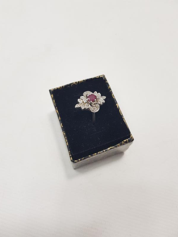 ORTASI YAKUT TAŞLI PIRLANTA YÜZÜK 