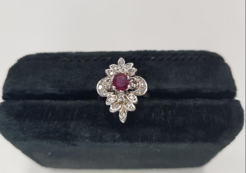 ORTASI YAKUT TAŞLI PIRLANTA YÜZÜK 