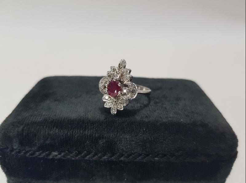 ORTASI YAKUT TAŞLI PIRLANTA YÜZÜK 