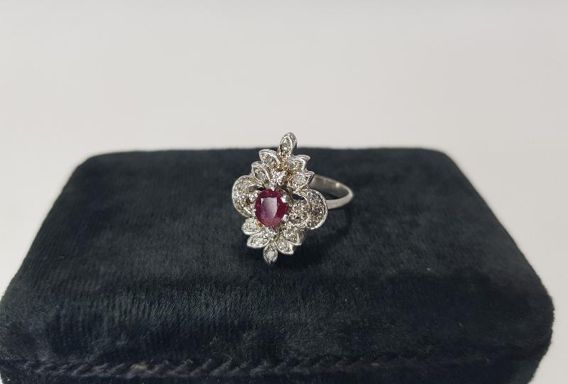 ORTASI YAKUT TAŞLI PIRLANTA YÜZÜK 