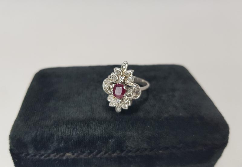 ORTASI YAKUT TAŞLI PIRLANTA YÜZÜK 