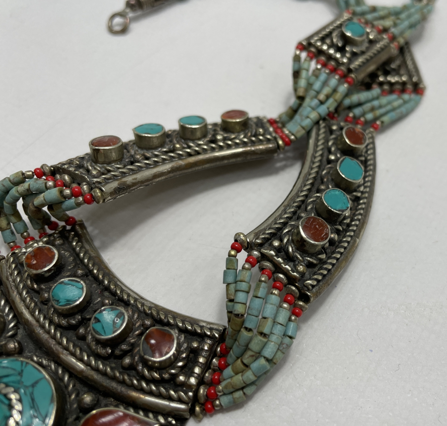 TAMAMI MERCAN VE TURKUAZ TAŞLARIYLA SÜSLÜ ANTİKA TÜRKMEN İŞİ GERDANLIK