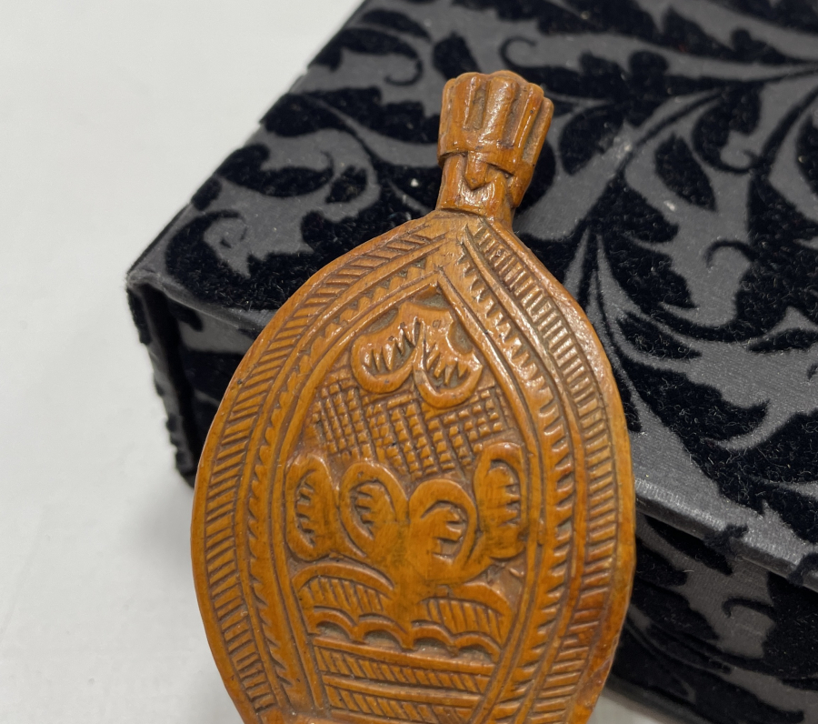 ÜZERİNDE SİKKE BULUNAN OSMANLI DÖNEMİ TEKKE İŞİ AHŞAP KAŞIK