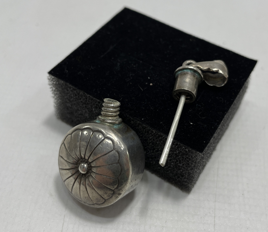 1900 BAŞLARI GÜMÜŞ KOLU ŞİŞESİ 