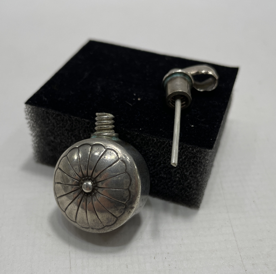 1900 BAŞLARI GÜMÜŞ KOLU ŞİŞESİ 