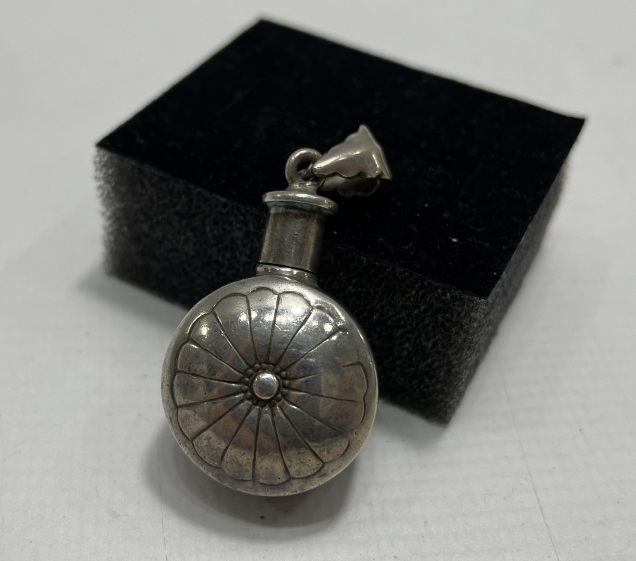 1900 BAŞLARI GÜMÜŞ KOLU ŞİŞESİ 