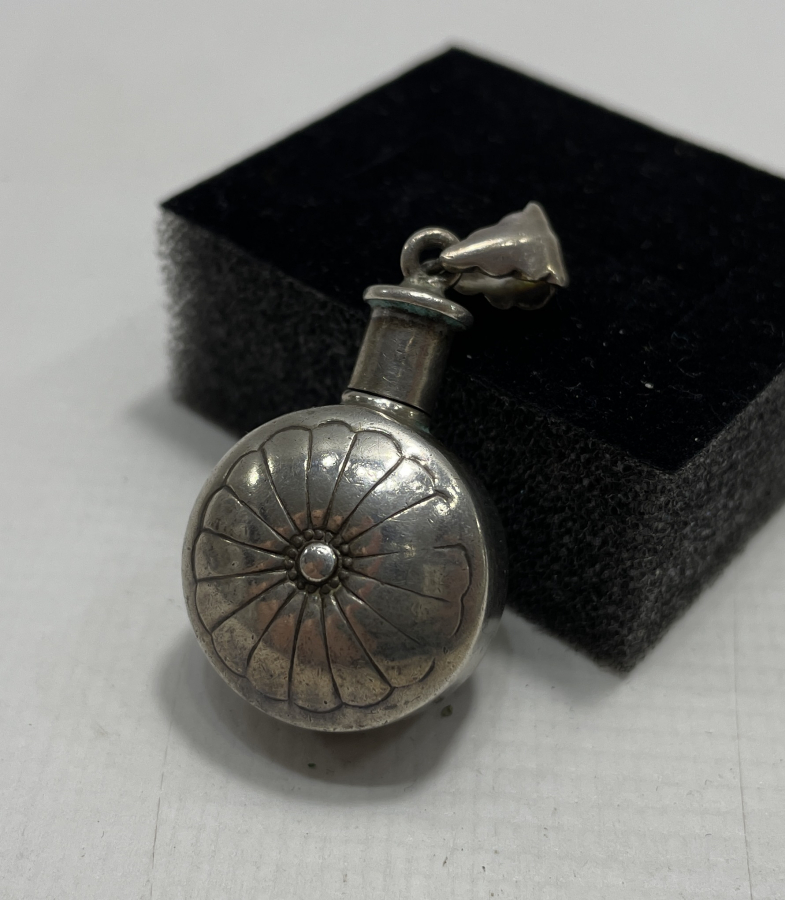 1900 BAŞLARI GÜMÜŞ KOLU ŞİŞESİ 