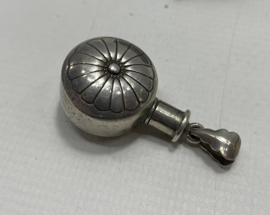 1900 BAŞLARI GÜMÜŞ KOLU ŞİŞESİ 