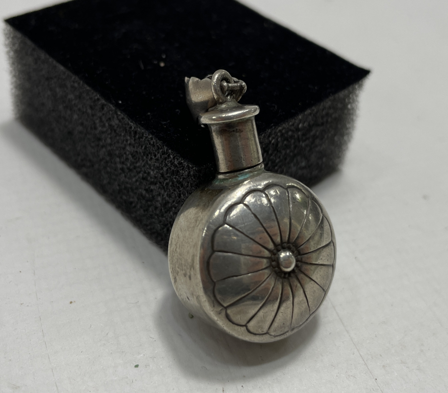 1900 BAŞLARI GÜMÜŞ KOLU ŞİŞESİ 