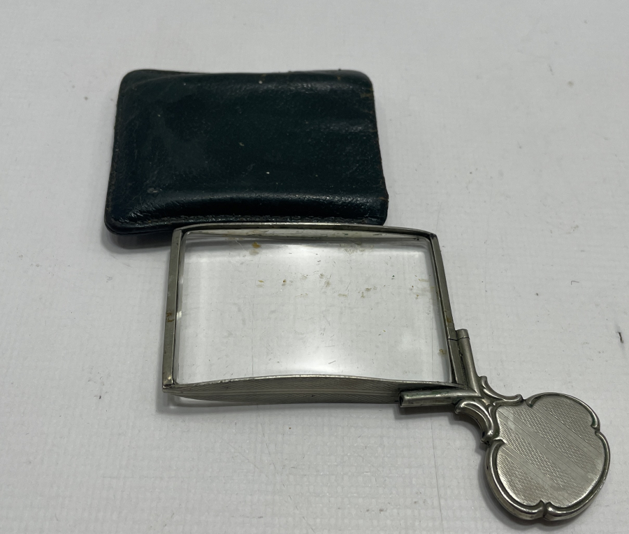 GÜMÜŞ TUTMAÇLI DERİ KILIFLI ANTİKA BÜYÜTEÇ