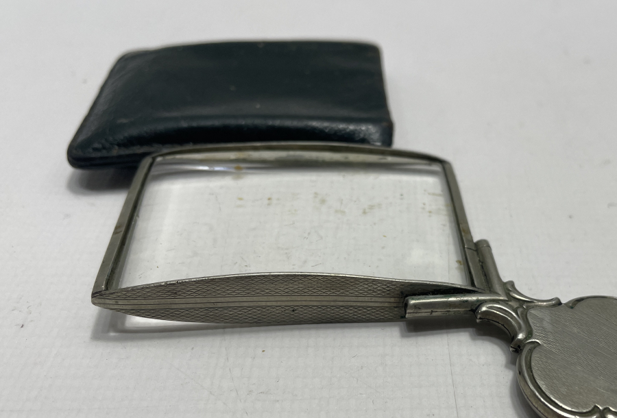 GÜMÜŞ TUTMAÇLI DERİ KILIFLI ANTİKA BÜYÜTEÇ