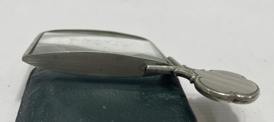 GÜMÜŞ TUTMAÇLI DERİ KILIFLI ANTİKA BÜYÜTEÇ