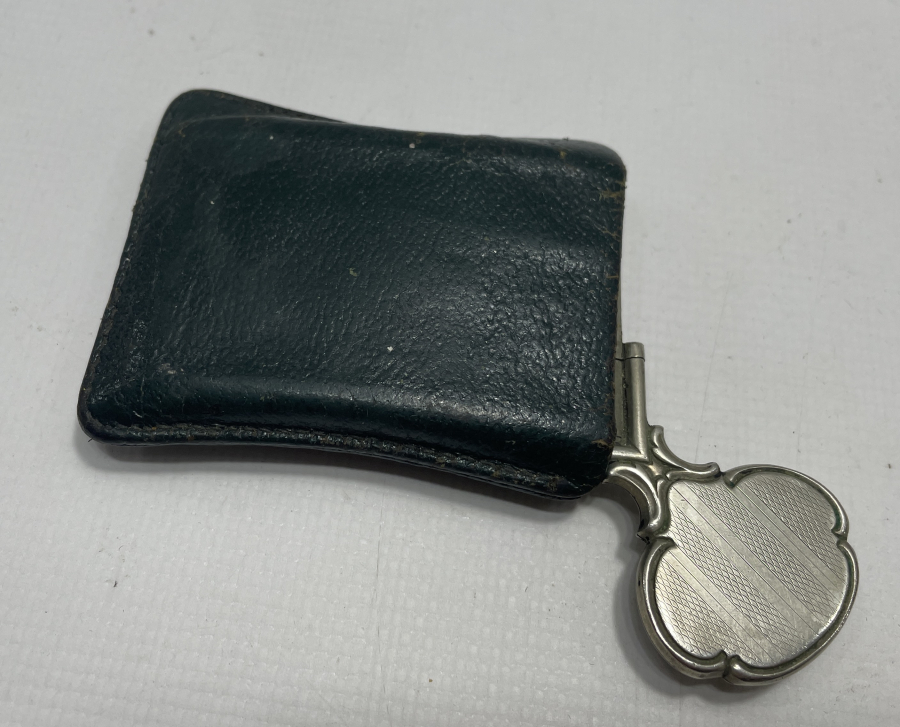 GÜMÜŞ TUTMAÇLI DERİ KILIFLI ANTİKA BÜYÜTEÇ