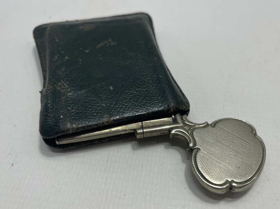 GÜMÜŞ TUTMAÇLI DERİ KILIFLI ANTİKA BÜYÜTEÇ