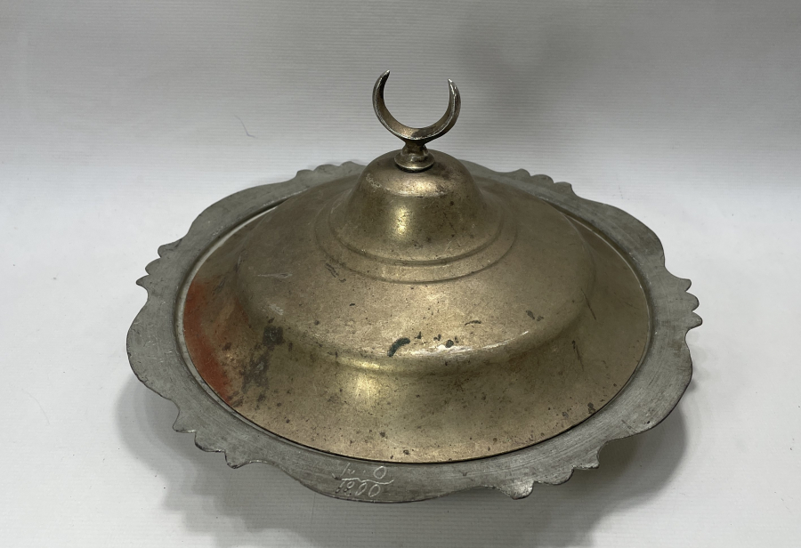 OSMANLI DÖNEMİ HİLAL TUTMAÇLI NADİR FORMDA  KAPAKLI SAHAN