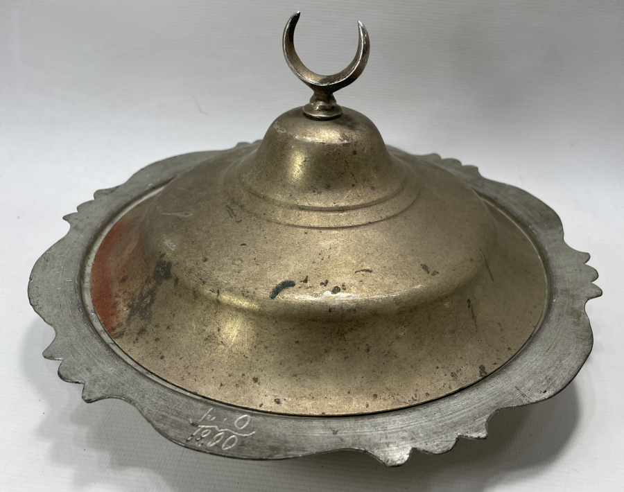 OSMANLI DÖNEMİ HİLAL TUTMAÇLI NADİR FORMDA  KAPAKLI SAHAN