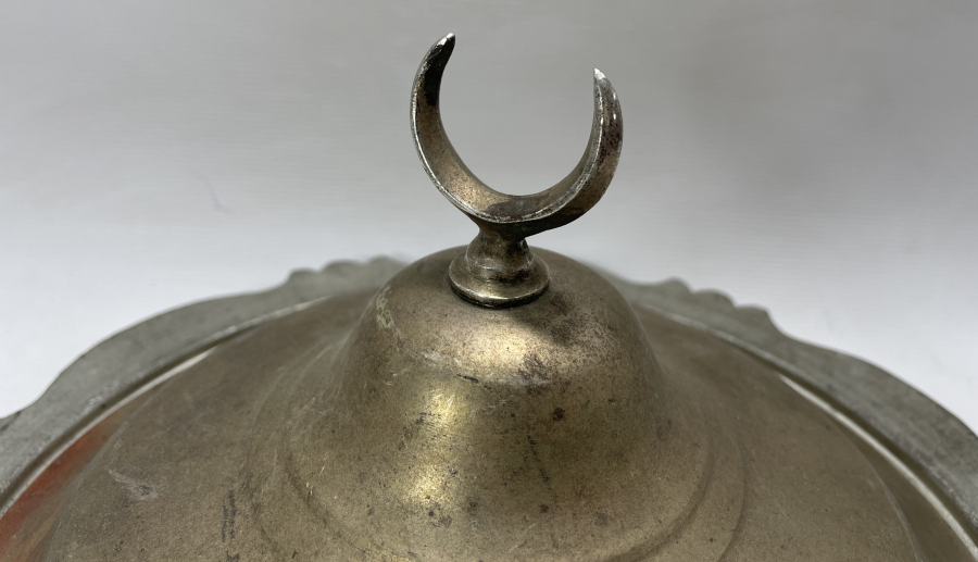 OSMANLI DÖNEMİ HİLAL TUTMAÇLI NADİR FORMDA  KAPAKLI SAHAN