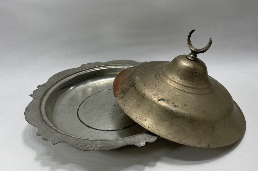 OSMANLI DÖNEMİ HİLAL TUTMAÇLI NADİR FORMDA  KAPAKLI SAHAN