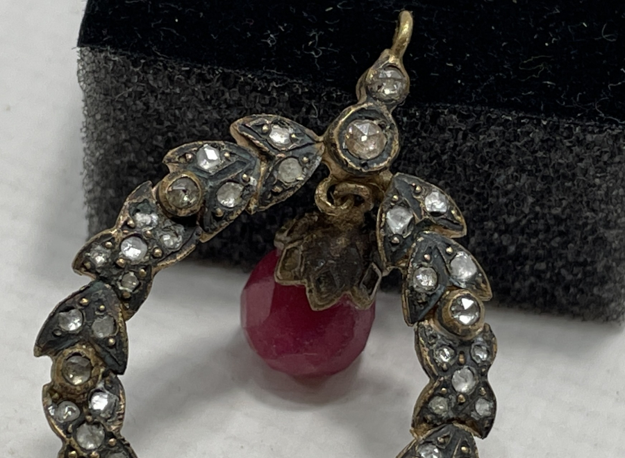 ÜZERİ ELMAS TAŞLARLA SÜSLÜ ÖZEL YAPIM BÜYÜK BOY KOLYE