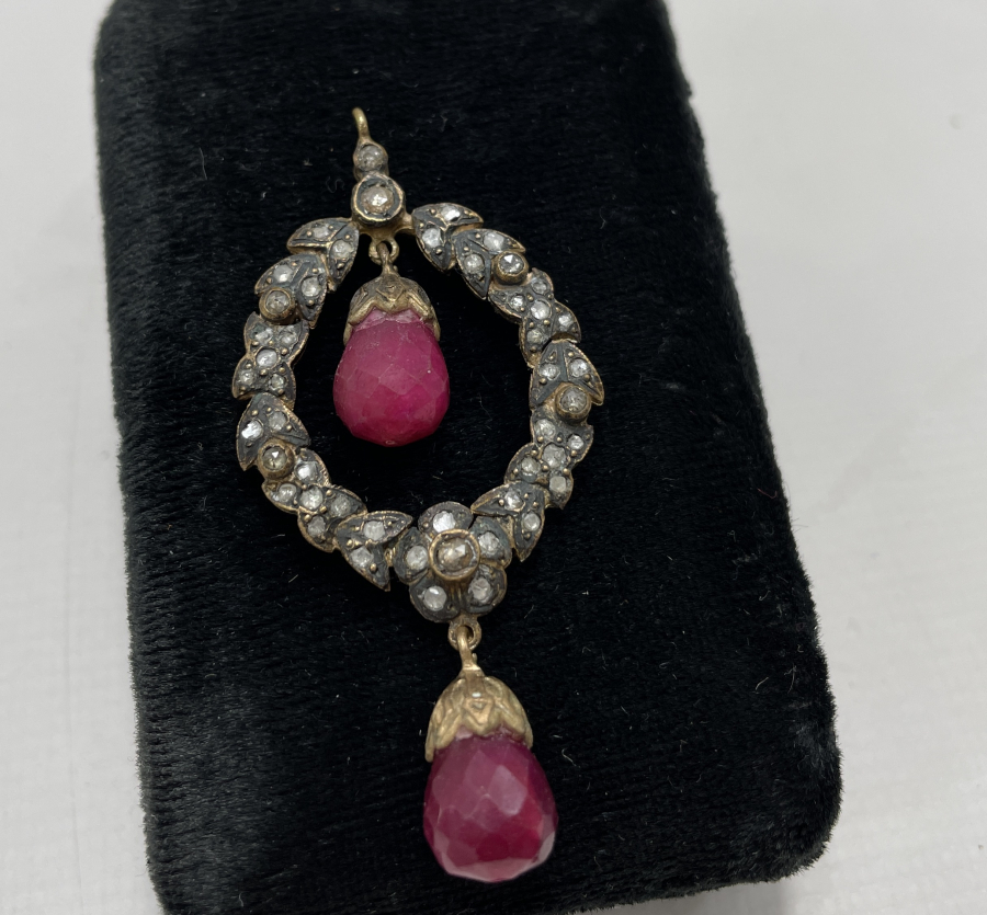 ÜZERİ ELMAS TAŞLARLA SÜSLÜ ÖZEL YAPIM BÜYÜK BOY KOLYE