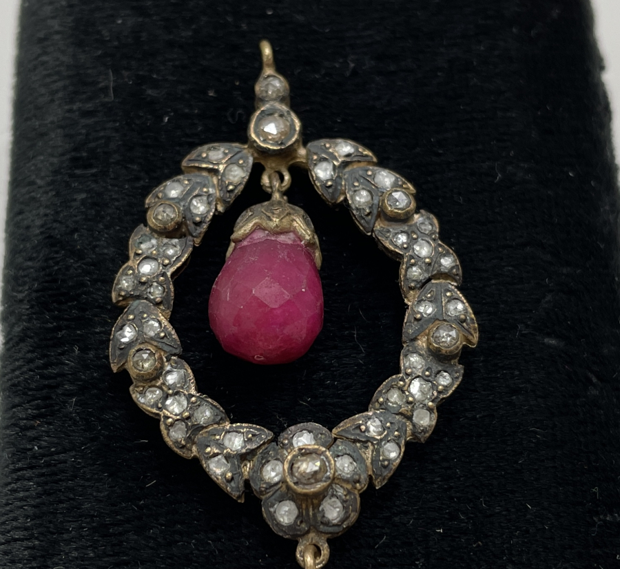 ÜZERİ ELMAS TAŞLARLA SÜSLÜ ÖZEL YAPIM BÜYÜK BOY KOLYE