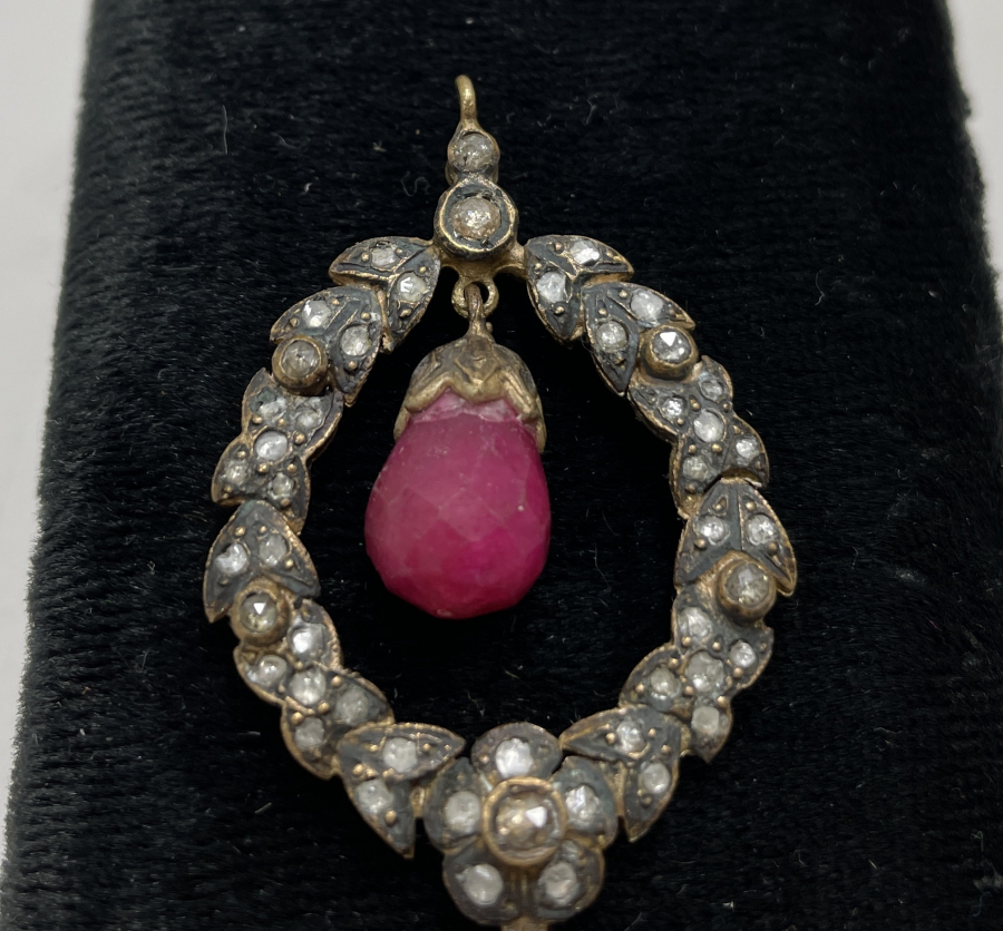 ÜZERİ ELMAS TAŞLARLA SÜSLÜ ÖZEL YAPIM BÜYÜK BOY KOLYE