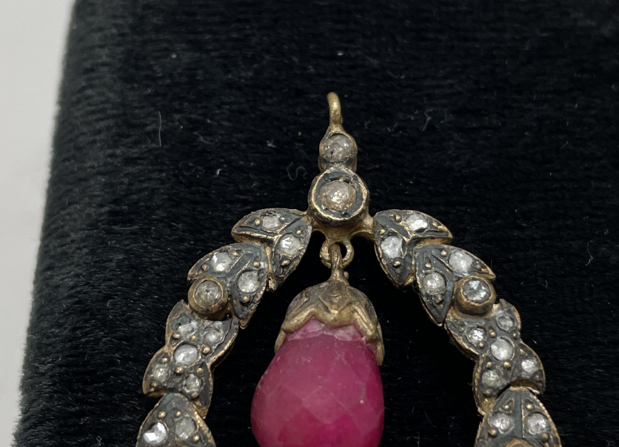 ÜZERİ ELMAS TAŞLARLA SÜSLÜ ÖZEL YAPIM BÜYÜK BOY KOLYE