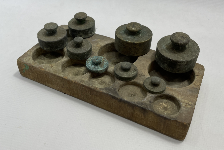 AHŞAP KUTUSUNDA BAKKAL AĞIRLIKLARI