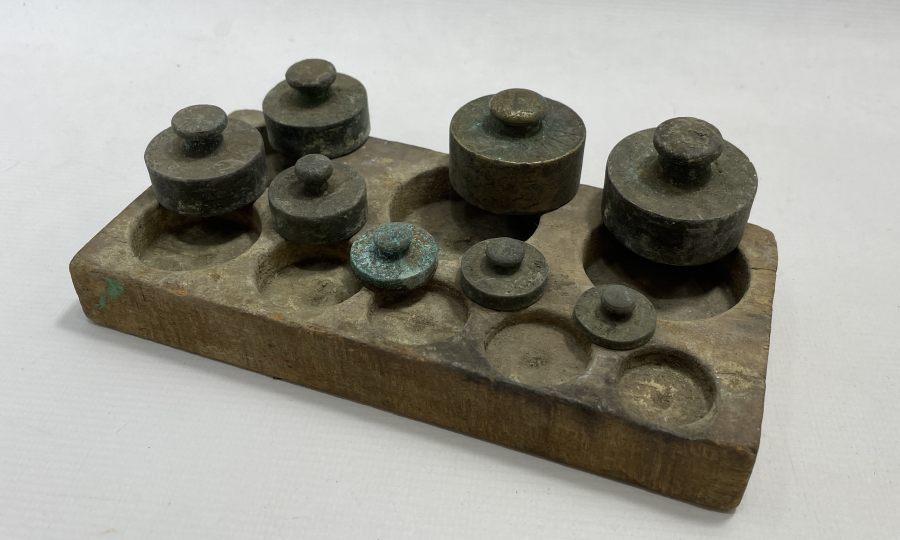 AHŞAP KUTUSUNDA BAKKAL AĞIRLIKLARI