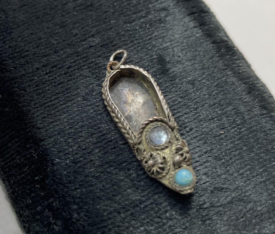 ÜZERİ GÜVERSE İŞÇİLİKLİ ÇARIK FORMUNDA GÜMÜŞ ANTİKA KOLYE UCU