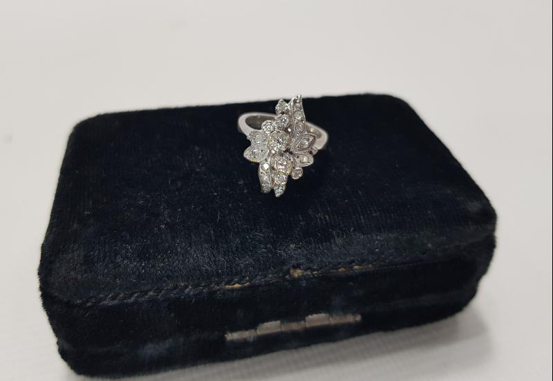 1970'LERDEN ÇİÇEK FORMLU PIRLANTA YÜZÜK 