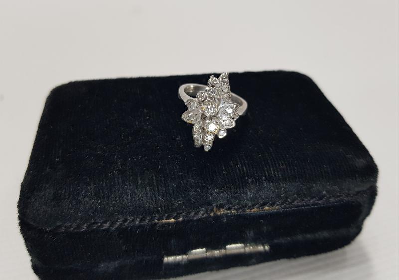 1970'LERDEN ÇİÇEK FORMLU PIRLANTA YÜZÜK 