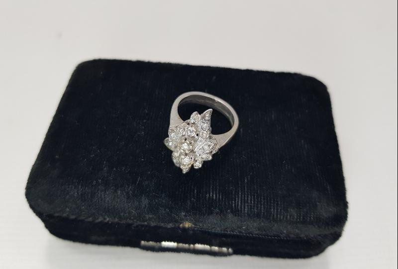 1970'LERDEN ÇİÇEK FORMLU PIRLANTA YÜZÜK 