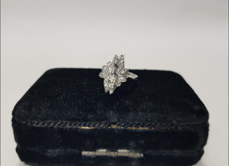 1970'LERDEN ÇİÇEK FORMLU PIRLANTA YÜZÜK 