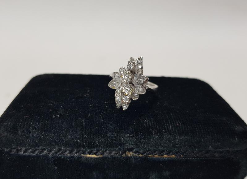 1970'LERDEN ÇİÇEK FORMLU PIRLANTA YÜZÜK 