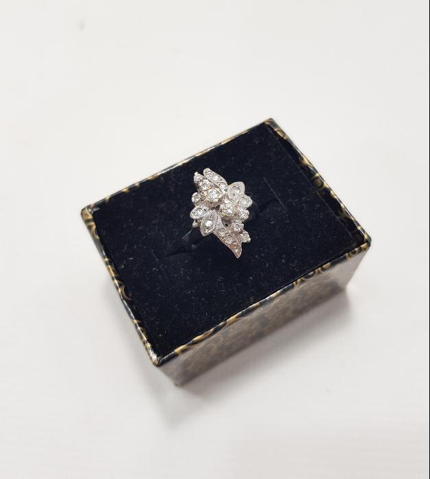 1970'LERDEN ÇİÇEK FORMLU PIRLANTA YÜZÜK 