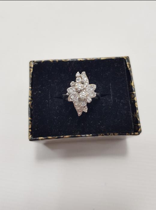 1970'LERDEN ÇİÇEK FORMLU PIRLANTA YÜZÜK 