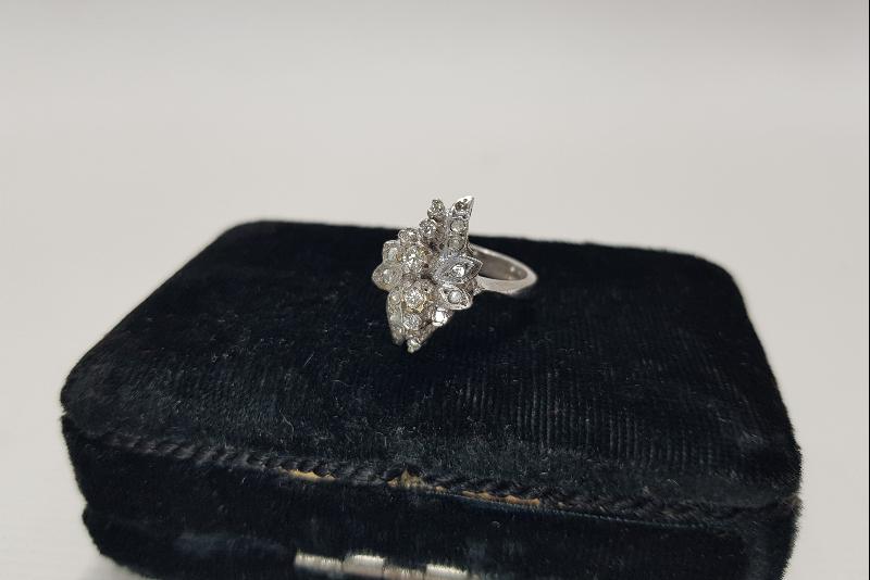 1970'LERDEN ÇİÇEK FORMLU PIRLANTA YÜZÜK 