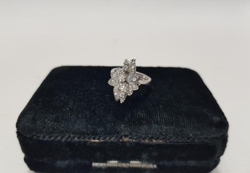 1970'LERDEN ÇİÇEK FORMLU PIRLANTA YÜZÜK 