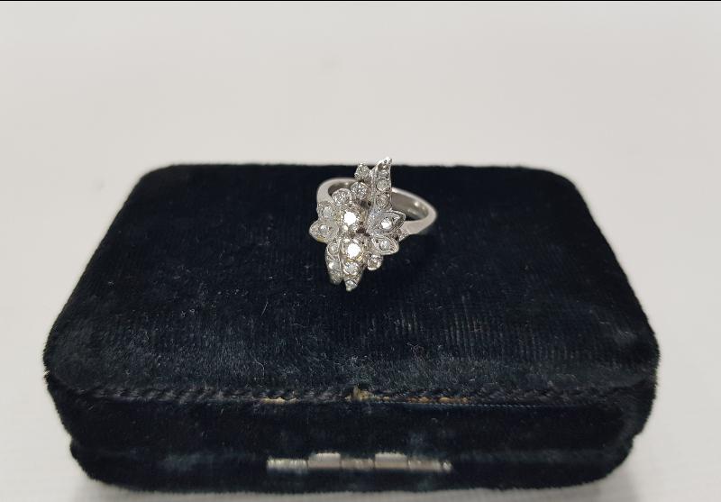 1970'LERDEN ÇİÇEK FORMLU PIRLANTA YÜZÜK 