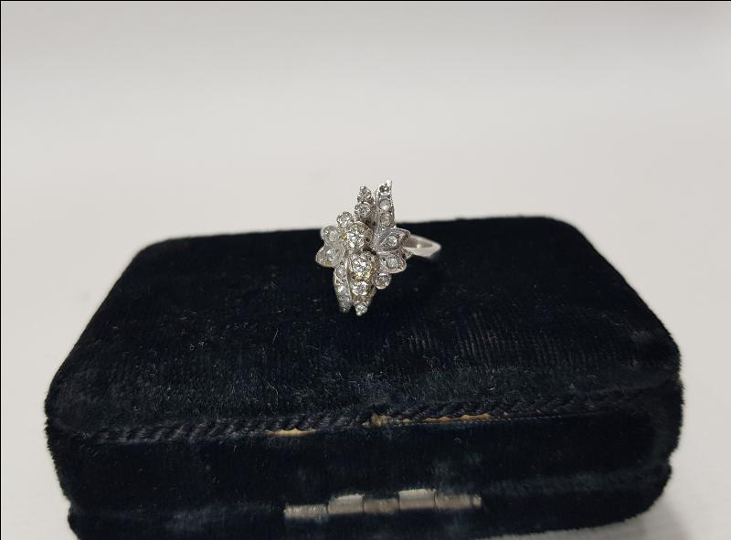 1970'LERDEN ÇİÇEK FORMLU PIRLANTA YÜZÜK 