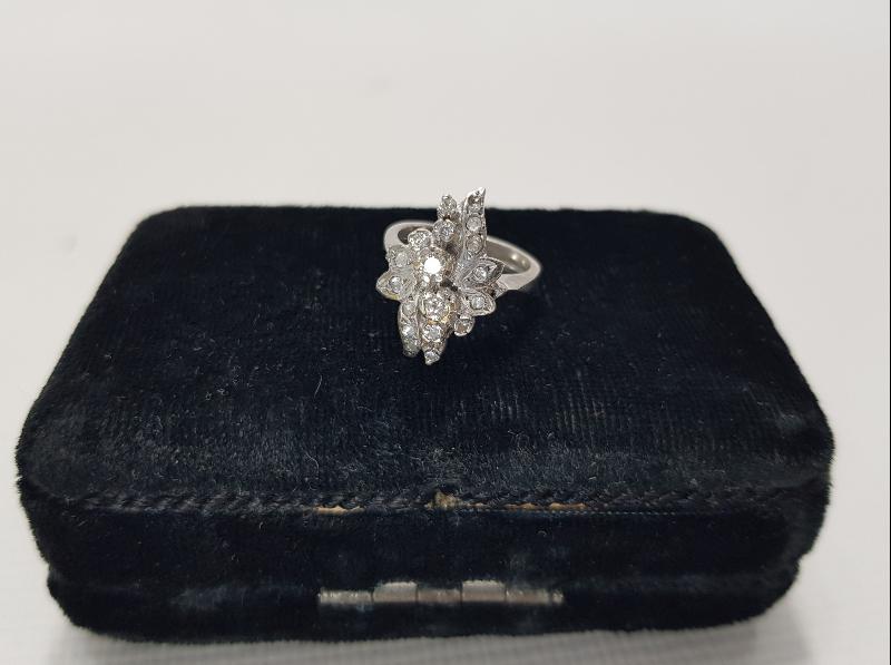 1970'LERDEN ÇİÇEK FORMLU PIRLANTA YÜZÜK 