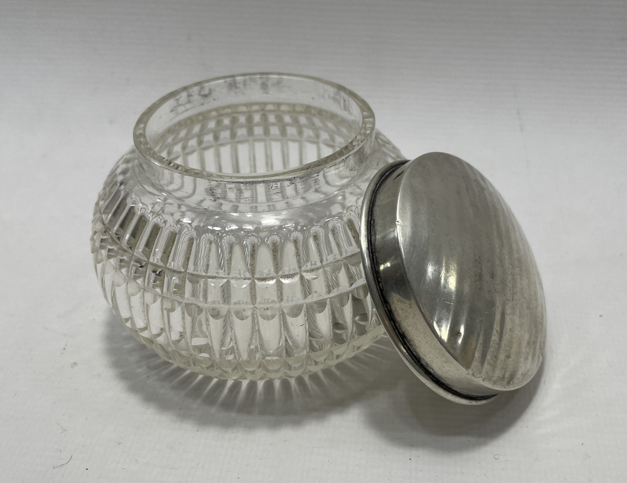 GÜMÜŞ KAPAKLI KRİSTAL KESME KAVANOZ