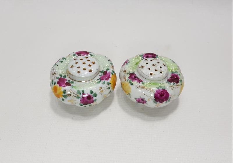 OSMANLI DÖNEMİ BİR ÇİFT EL BOYAMA PORSELEN TUZLUK BAHARATLIK 