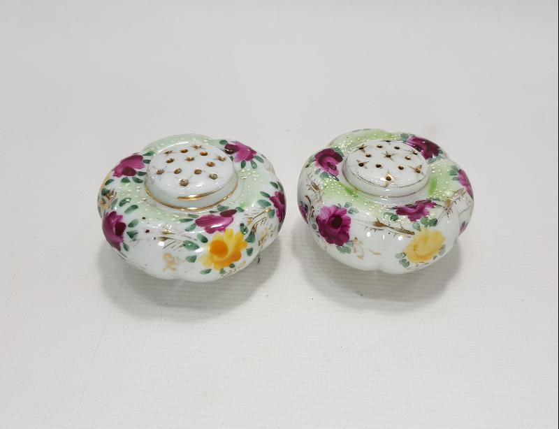 OSMANLI DÖNEMİ BİR ÇİFT EL BOYAMA PORSELEN TUZLUK BAHARATLIK 