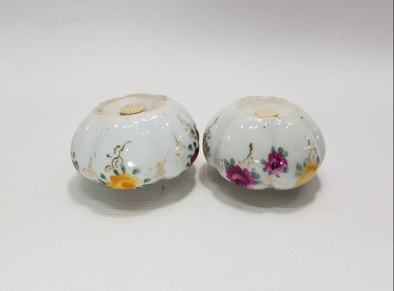 OSMANLI DÖNEMİ BİR ÇİFT EL BOYAMA PORSELEN TUZLUK BAHARATLIK 