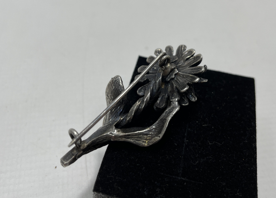 ÜZERİ İNCİLİ GÜMÜŞ BROŞ