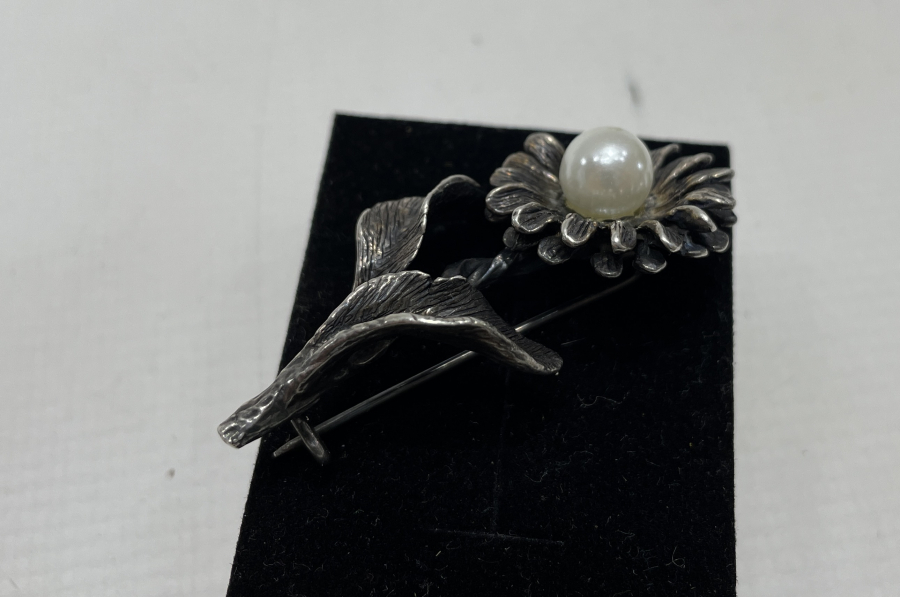 ÜZERİ İNCİLİ GÜMÜŞ BROŞ